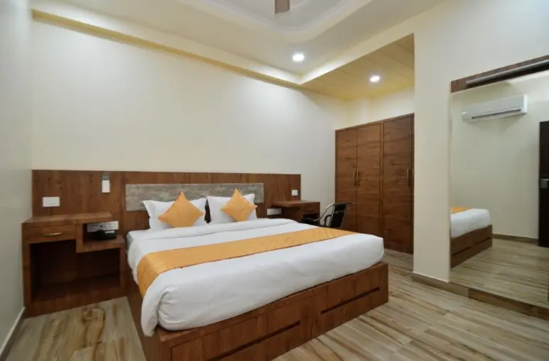 Hotel Kapish - Deluxe Double Room Image 3