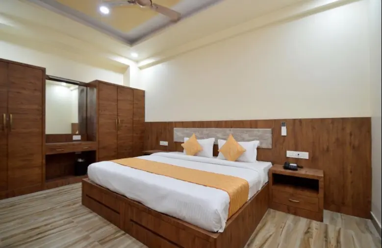 Hotel Kapish - Deluxe Double Room Image 4